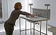 Reiseleiterin Hille Reick prüft das Design-Waschbecken in der Museumsabteilung Bauhaus-Produkte
