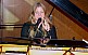 Ann-Helena-Schlüter spielte ihre "Himmelslieder" am Klavier