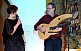 Die Moderatorin Erna Rauscher wundert sich über die Harfengitarre von Lorenz Schmidt