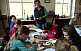 Die Kinder beim Erstellen eines Kurzfilms im Trickfilm-Workshop am Freitag, mit Workshop-Leiterin Sabine Wiedemann